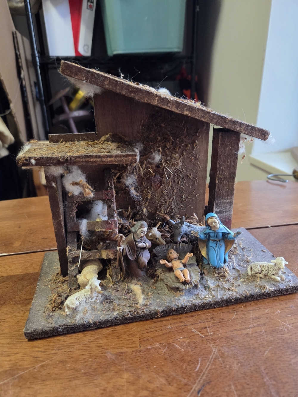 Vintage Italian Miniature Nativity Set - Hand Painted Figures & Wood Moss Stable